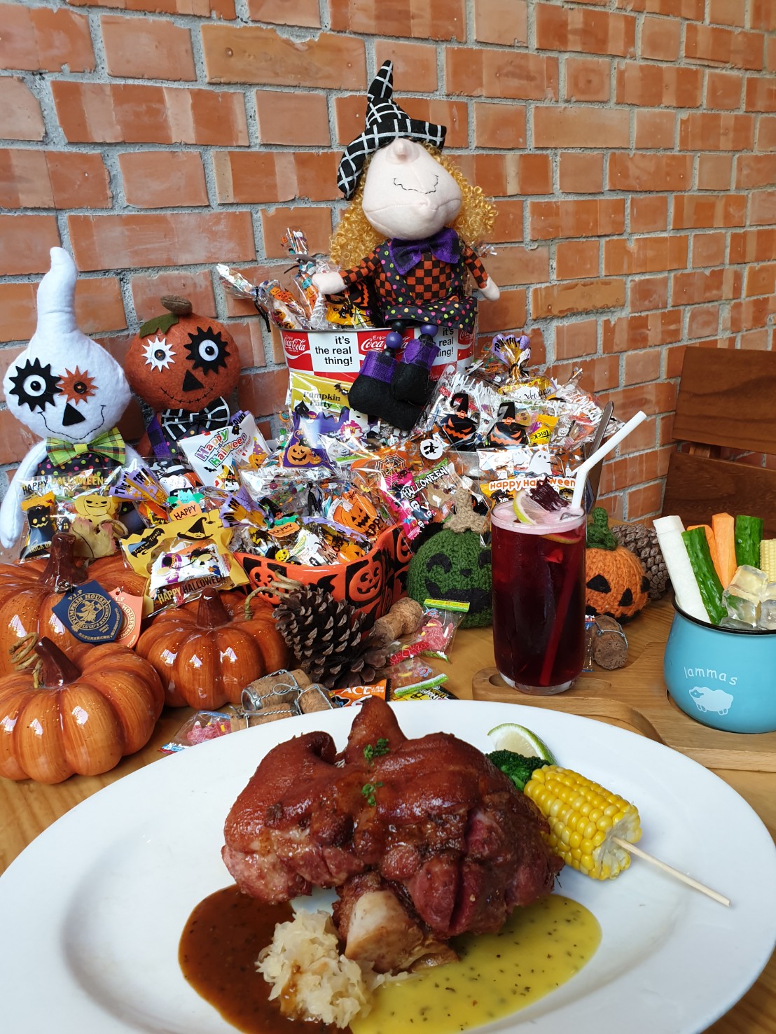 ▲這道碳烤極品義式煙燻豬腳火紅逾20年，好滋味陪伴很多台中人走過成長歲月。（圖／金武鳳攝，2019.10.21)