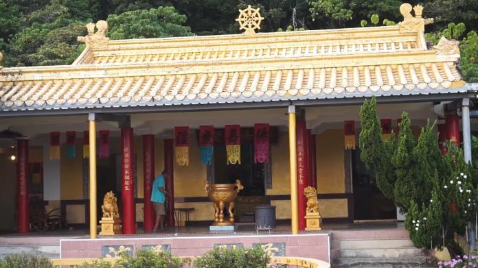當他們來到屏東縣滿州鄉，途經一座寺廟，決定下車走進去參觀（翻攝自YouTube:Forrest Stevens Vlogs）
