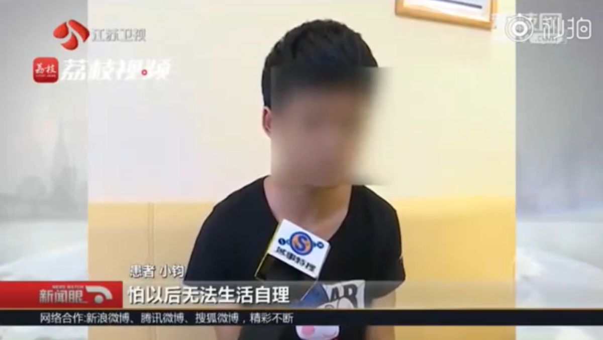 ▲大陸廣東 1 個年僅 15 歲的青少年，因先天近視又沉迷手機，視力急遽下降。（圖／翻攝自 Youtube ）