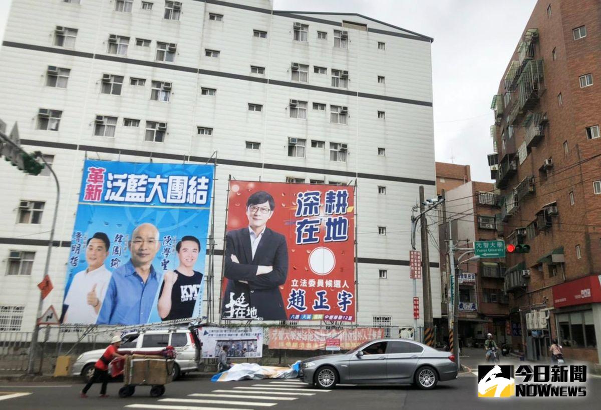 ▲陳學聖和魯明哲推出聯合競選的看板挑戰現任的趙正宇。（圖／記者李春台攝）