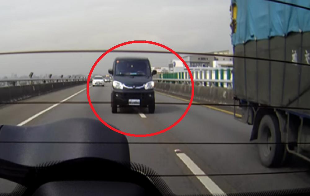 ▲車輛轉彎、變換車道不打方向燈加重罰鍰，從原本900元至1200元，全面加重為1200元到3600元。（圖／新北市交通事件裁決處提供）