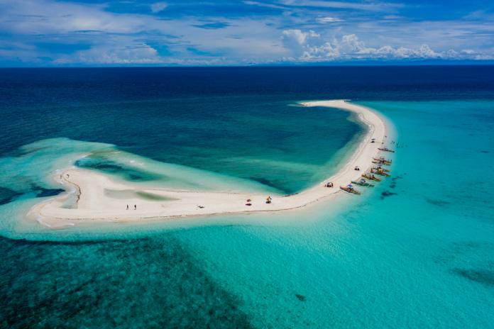 卡米金島曾被旅遊達人評選爲是菲律賓最棒的海灘，由於相對其他島嶼較鮮為人知，是當地人最喜愛的度假勝地，能讓旅客好好的休息充電，享受片刻悠閒時光。（圖／shutterstock）