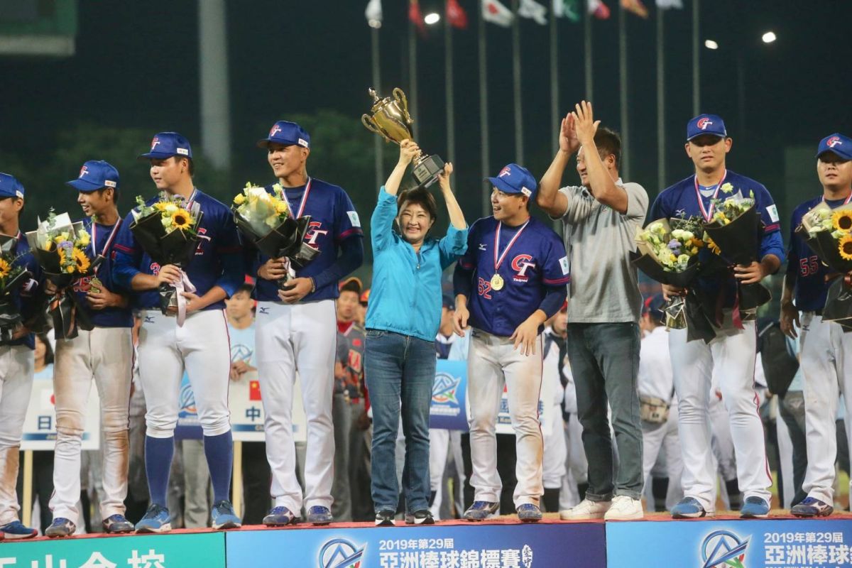 ▲亞錦賽閉幕典禮，市長盧秀燕代表主辦城市頒發冠軍盃給中華隊。 (圖／市政府提供2019.10.21)