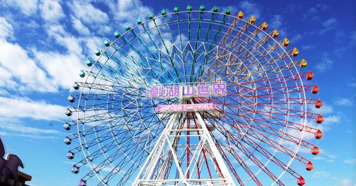 ▲雲林劍湖山主題樂園的經典設施，許多人第一個想到「飛天潛艇G5」，但有老玩家點出，最讓人印象深刻的不是雲霄飛車，而是已經消失的「山坡列車」。（圖／NOWnews資料照）