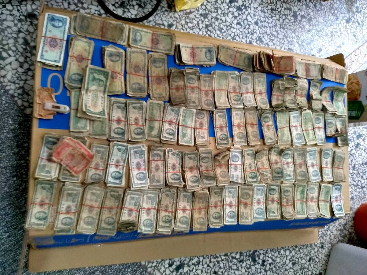 ▲網友透露友人父親過世，抽屜中找出一大筆古董級舊鈔票，被銀行行員笑虧「 50 年前這些錢可以買好多田地」。（圖／翻攝自爆廢公社公開版）