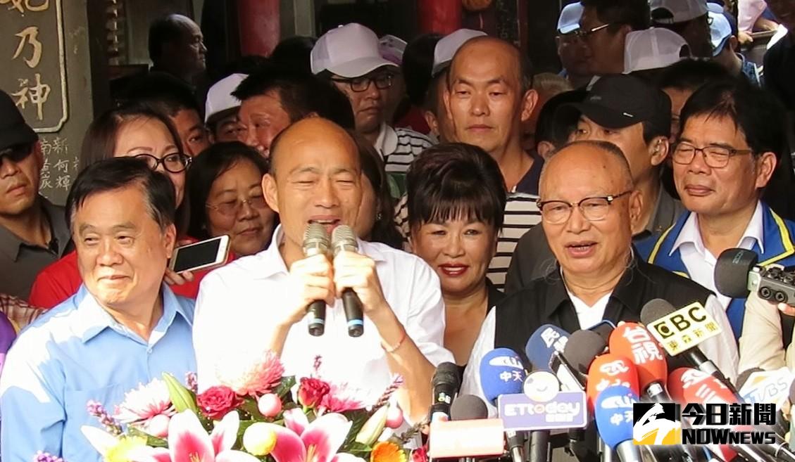 ▲國民黨總統參選人韓國瑜在奉天宮董事長何達煌賢伉儷、前立委翁重鈞等人陪同，支持者把奉天宮前庭擠得水洩不通的情形下，參拜奉天宮媽祖後向支持民眾問候。（圖／記者陳惲朋攝 , 2019.10.21）