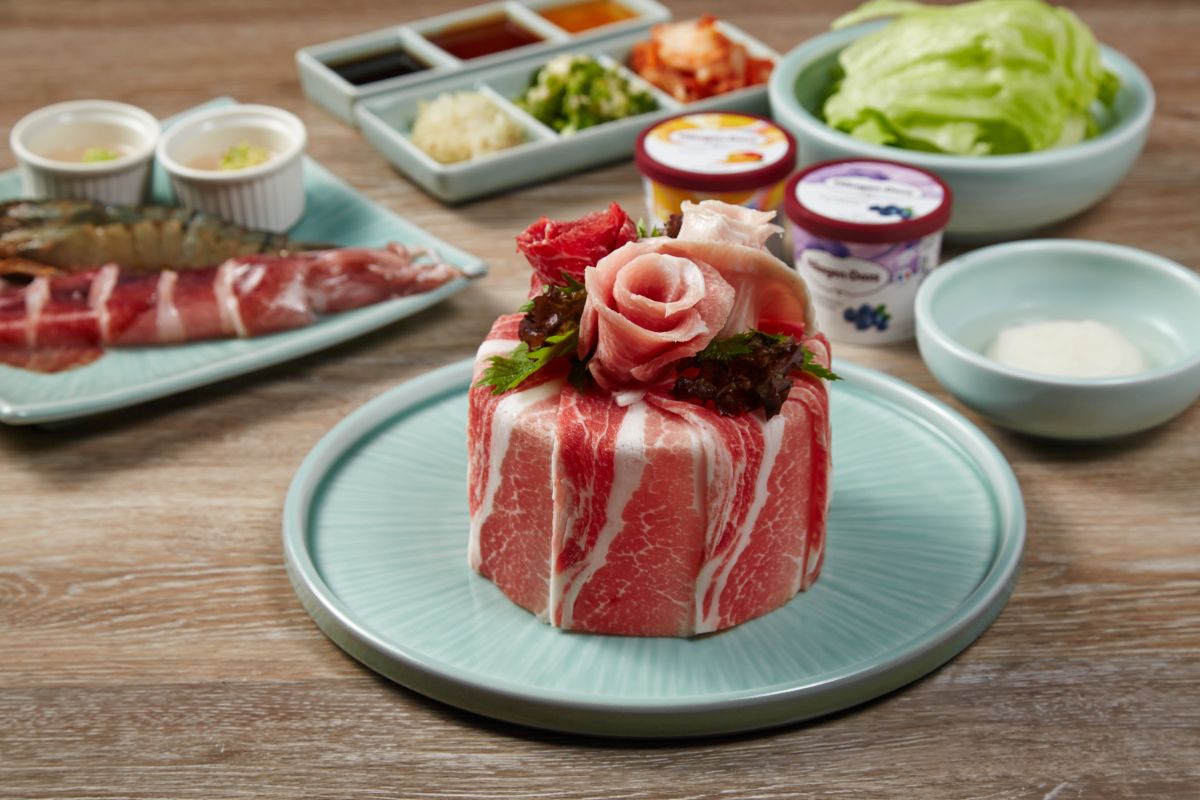 ▲台灣知名零食品牌與龍頭燒肉業者強強聯手，推出全新的燒肉口味零食，同時還結合燒肉業者的15週年慶活動，憑零食包裝截角即可免費兌換4吋燒肉蛋糕！（圖／業者提供）