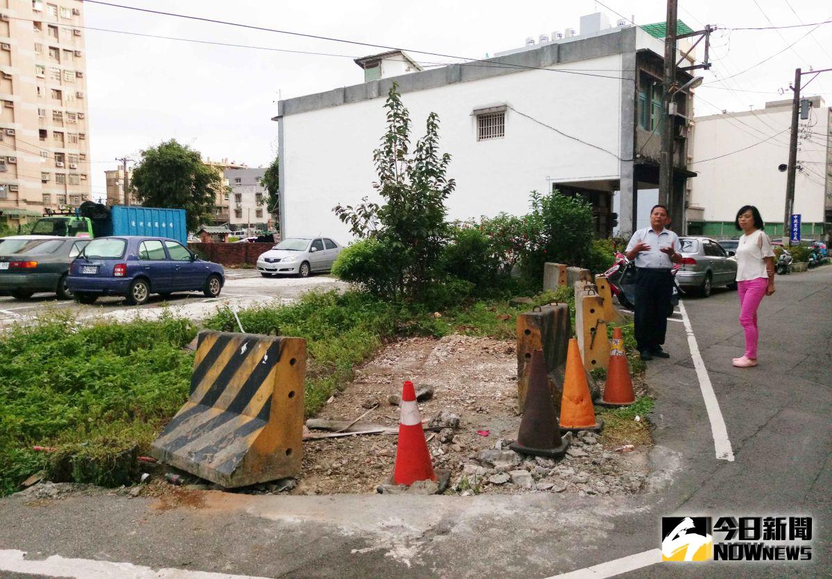 ▲6年來大力奔走四處求援的里長徐盛永和妻子林麗珠終於盼到了路通的一天。（圖／記者李春台攝）