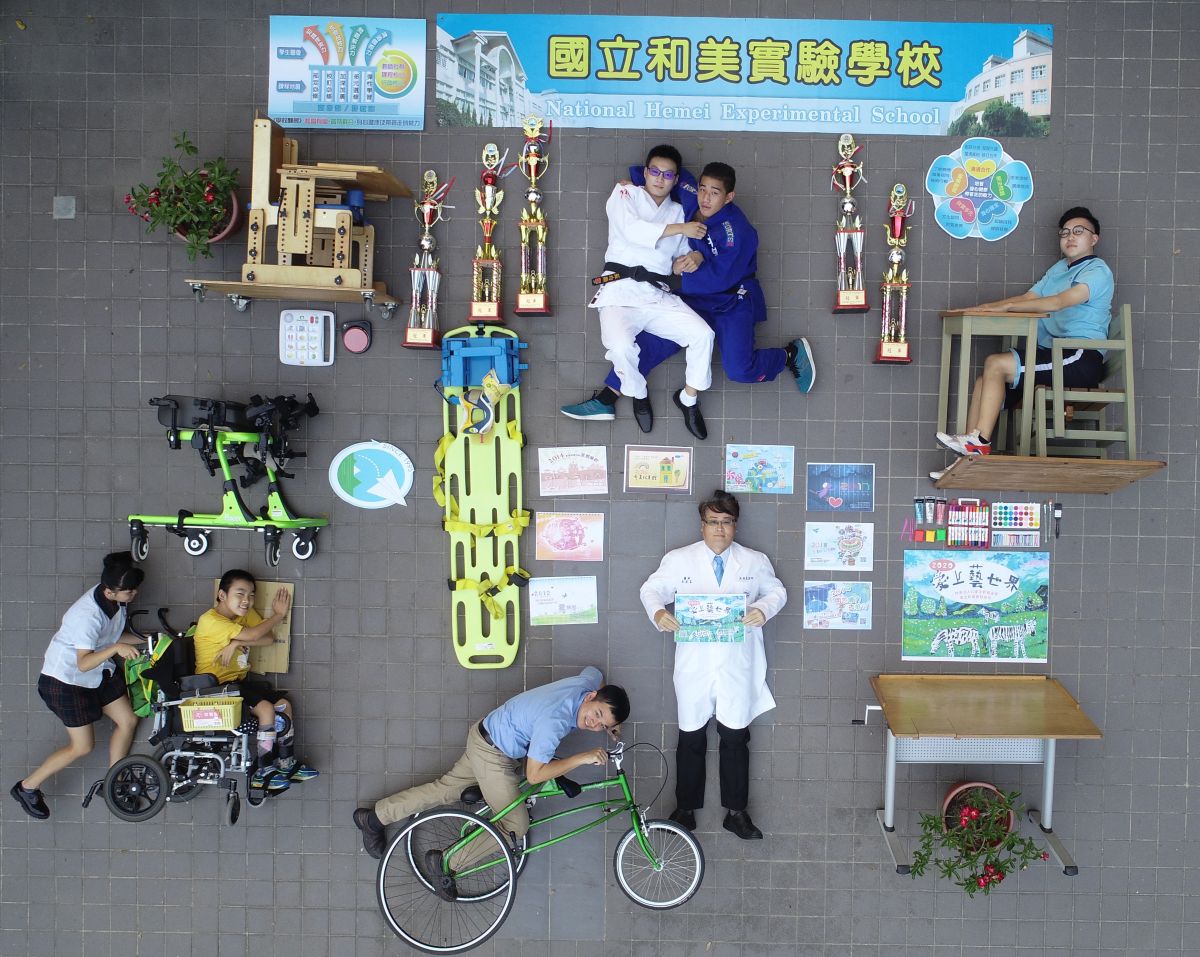 ▲仁愛殘障文教基金會，收錄、編彙了30件由和美實驗學校師生及校友的精美創作，將其製成2020年桌曆，以開箱文方式發表。（圖／記者陳雅芳攝，2019.10.21）