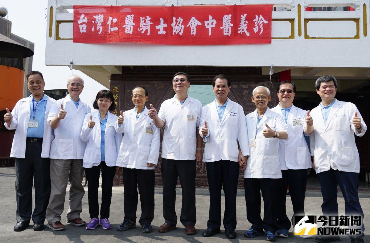 ▲台灣仁醫騎士協會21日到醫療缺乏的口湖偏鄉地區進行義診。（圖／記者蘇榮泉攝，2019.10.21）