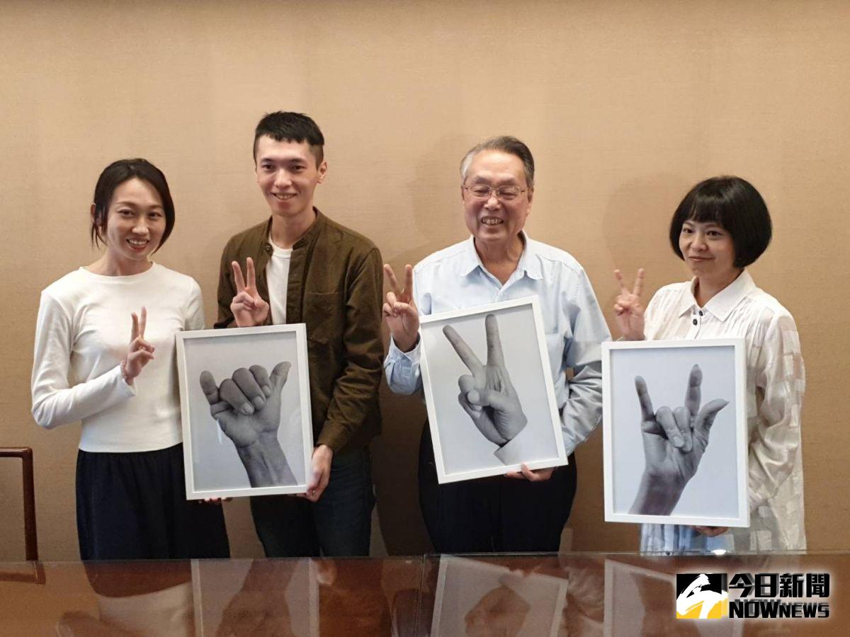 ▲宏碁集團創辦人施振榮揪企業聯手青年藝術家「藝企共創」，著眼銀光經濟商機。在展覽中，施振榮也獻出「手」作為創作品。(圖／記者許家禎攝，2019.10.21)