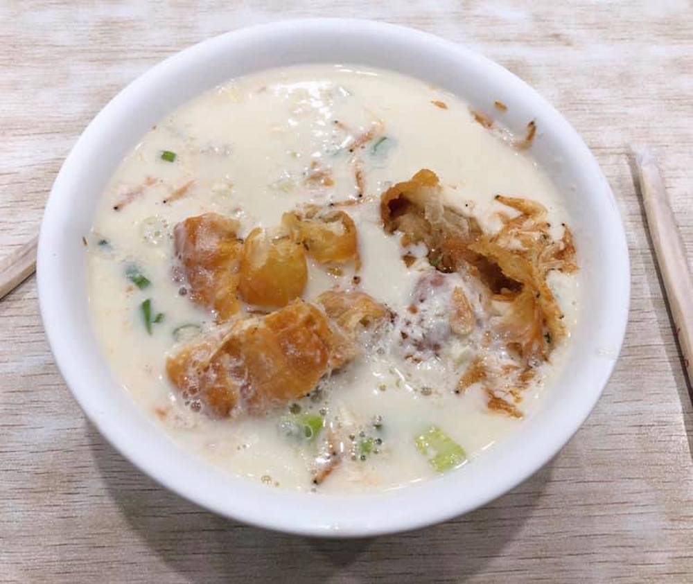 ▲一名網友在 PTT 女孩版提到，第一次看到鹹豆漿以為是「ㄆㄨㄣ」（廚餘），還散發出酸味，好奇詢問「大家有辦法接受鹹豆漿嗎？」貼文立刻引發兩派論戰。（示意圖／翻攝自爆廢公社）