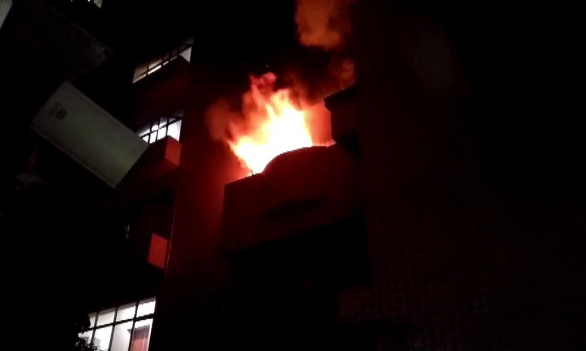 ▲桃園市延壽街一棟7層樓民宅今天凌晨發生大火，一名簡姓女子救出後已無生命跡象，另外還有一名8個月的男嬰受到嗆傷。（圖／記者李春台翻攝）