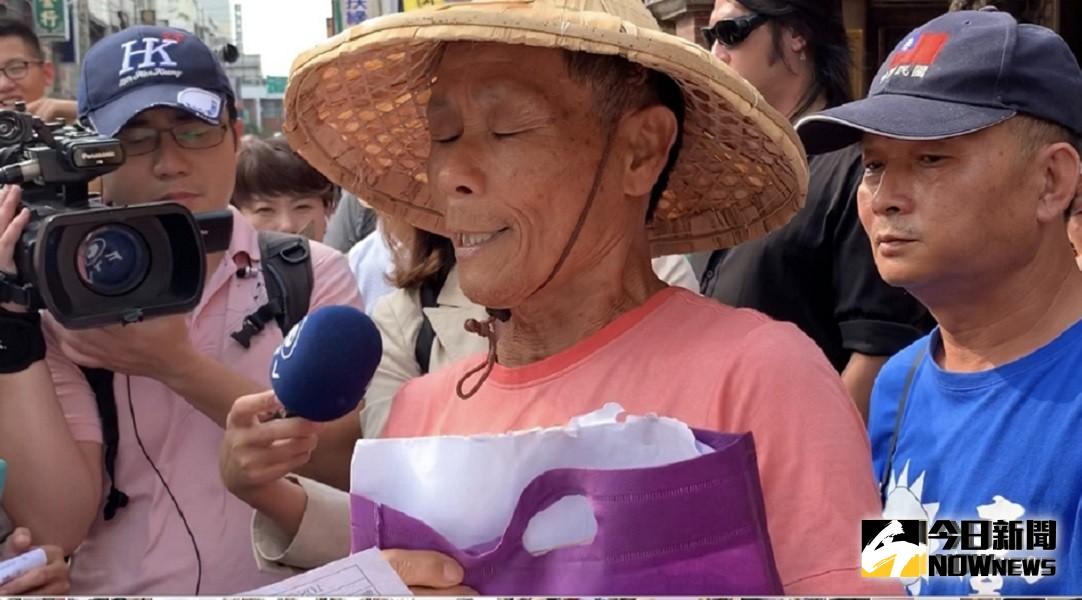 ▲新港鄉農民楊志耀寫陳情書要向國民黨總統候選人韓國瑜陳情。（圖／記者陳惲朋攝 , 2019.10.21）