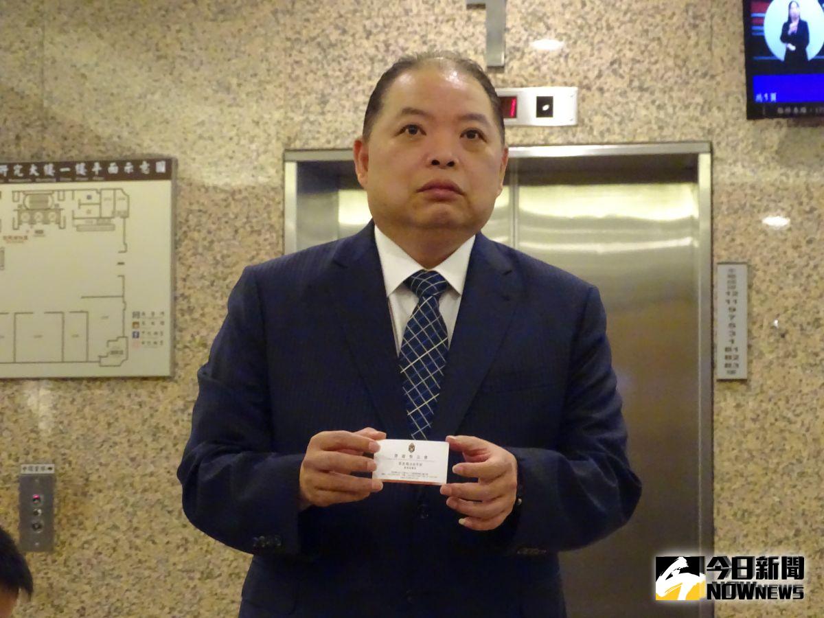 ▲總統府國策顧問黃承國帶「北京市政協委員」管浩鳴牧師見內政部長徐國勇引發爭議，黃承國出示管的名片，澄清事前不知道他的政協身份。（圖／記者呂炯昌攝, 2019.10.22）