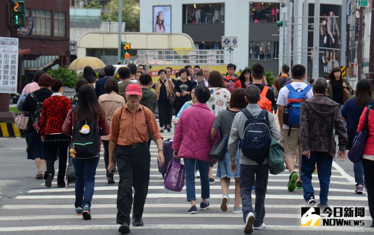 ▲這周收到東北風影響，各地早晚偏涼，白天各地則大多為多雲時晴的天氣，明（ 23 ）日起東北風帶來的水氣略微增加，北部及東北部降雨狀況略微顯著，午後南部山區也有零星短暫陣雨。（圖／NOWnews資料圖片）
