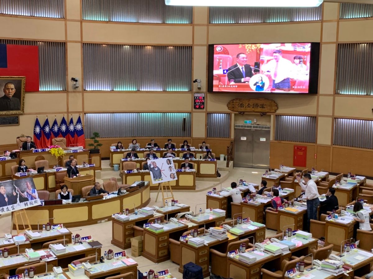 ▲新北市議會今（22）日進行市政總質詢，民進黨團針對「輔選韓國瑜」態度一再質詢市長侯友宜。（圖／記者宋原彰攝，2019.10.22）