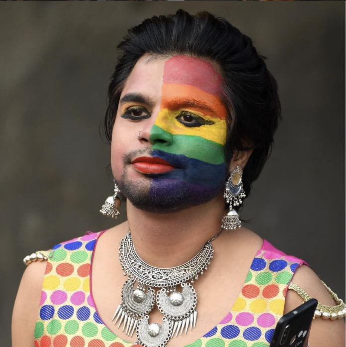 2018年9月，印度高等法院正式將同性性行為除罪化，而同年11月25日舉辦於印度德里的同志遊行是自從同性性行為除罪化後，第一次同志遊行，劃下歷史性的一刻。（圖翻攝自IG:BBC）