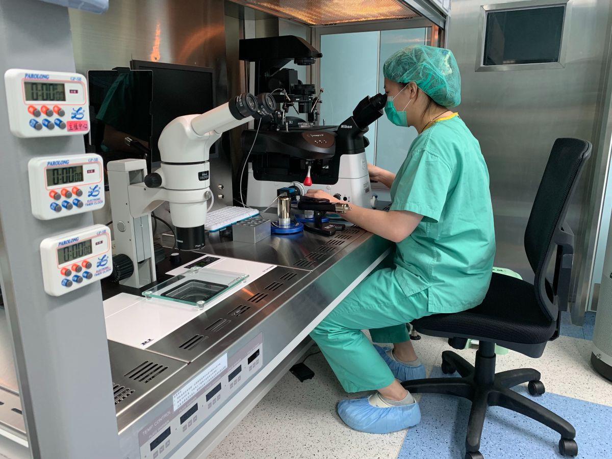 ▲生殖醫學中心引進縮時攝影培養箱，創新採用「個人化辨識晶片系統」 AI 智慧處理，全程觀察胚胎成長。（圖／中醫大新竹附醫提供）