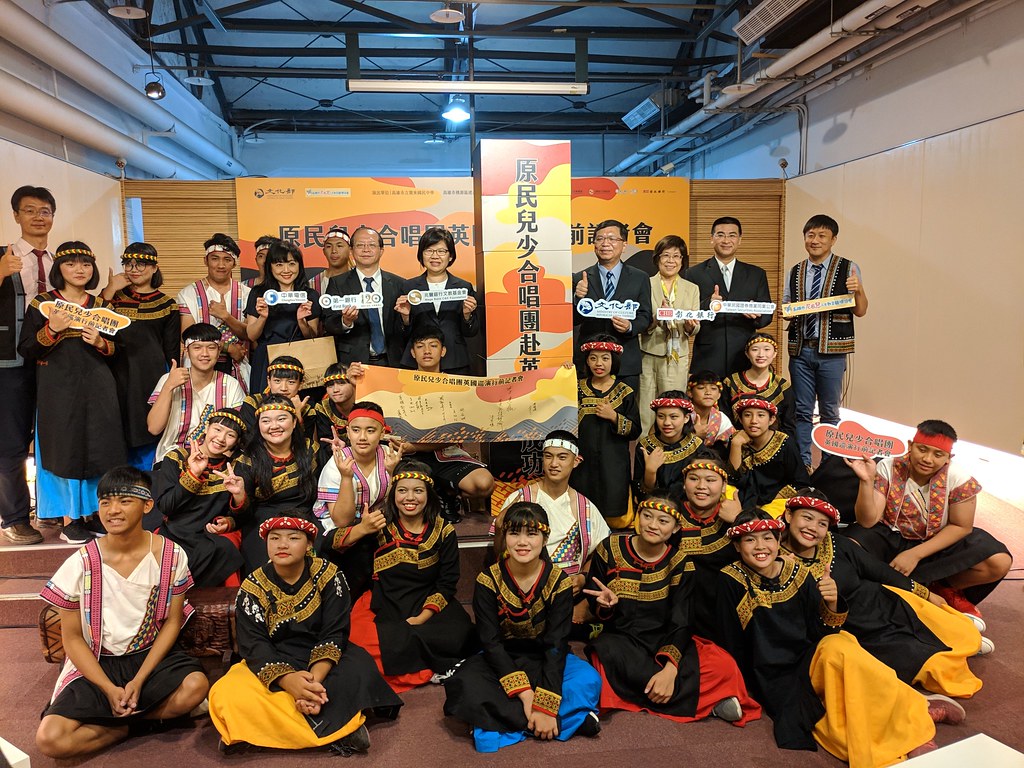 寶來國中、建山國小及六龜高中的布農族青少年組成「原民兒少合唱團」，將前往英國表演。（圖／文化部提供）