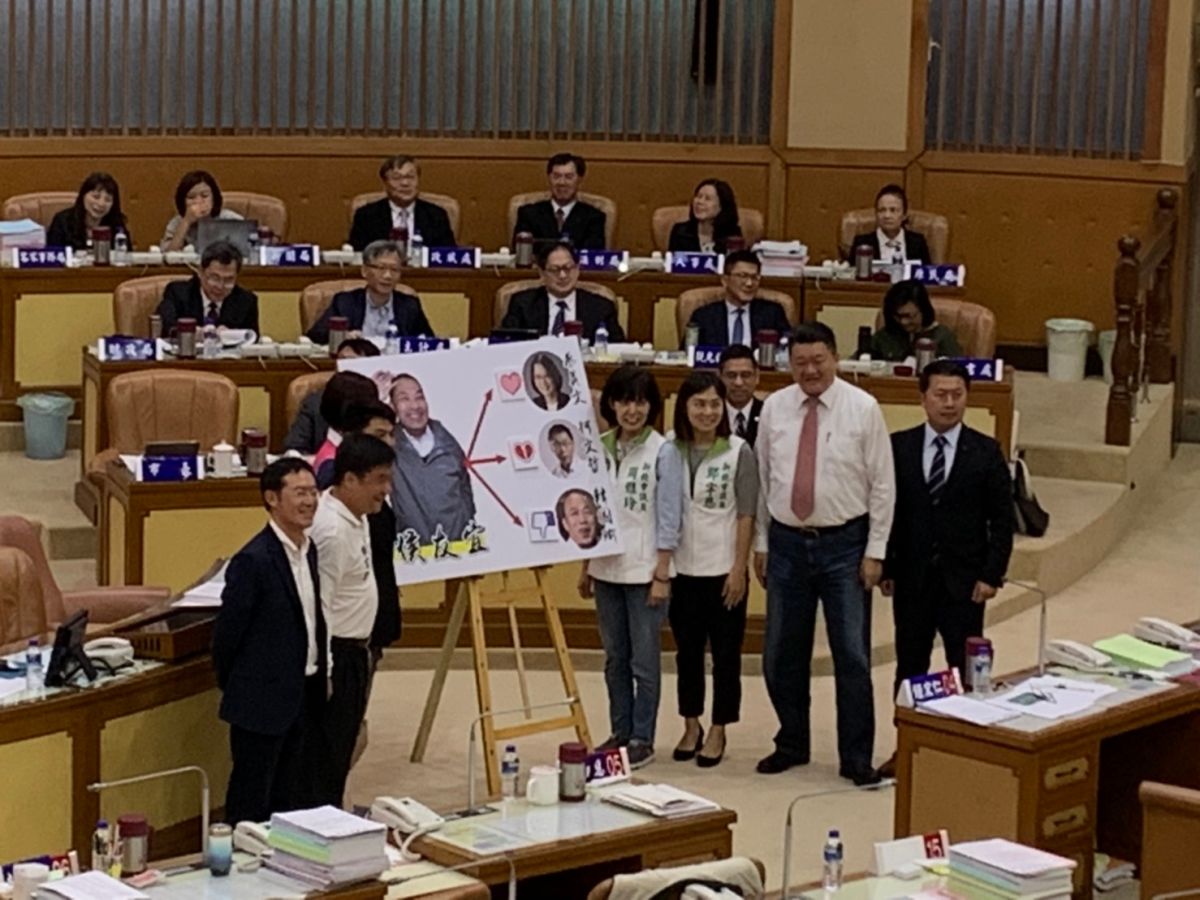 ▲民進黨團特別製作了看板，在韓的圖像貼上「倒讚」、在柯圖像貼上「心碎」。（圖／記者宋原彰攝，2019.10.22）