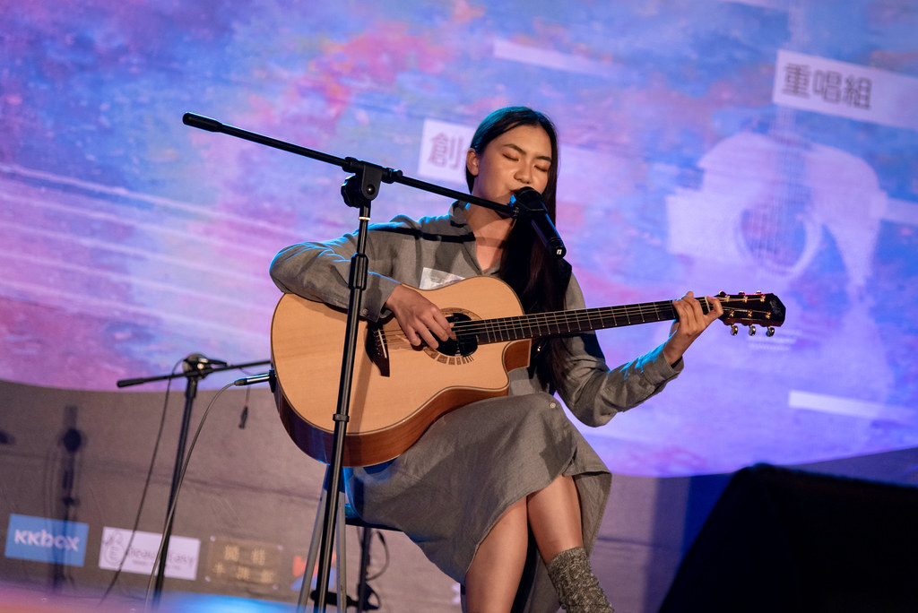 創作組冠軍蘇雅諠想透過創作，呼籲科技冷漠時代裡的人們重拾人與人之間的溫暖，他的第一首創作《陌人》也由此而生。（圖／蔡伃婷攝）