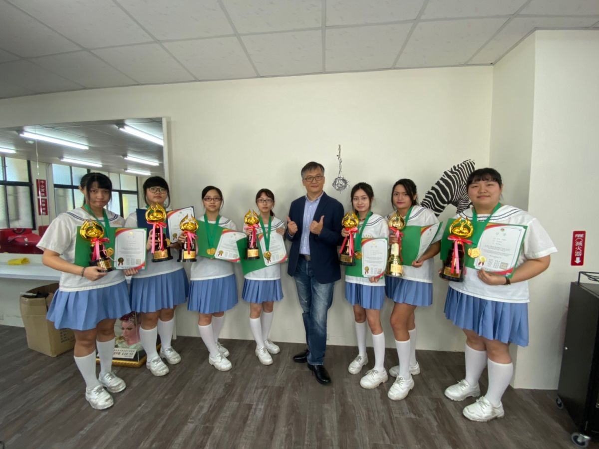 ▲世界高中時尚造型團隊抱回5金2銀佳績，校長蘇至斌（右四）與得獎同學開心合影。（圖／世界高中提供）