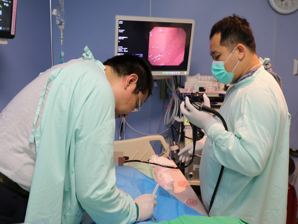 ▲醫生裝置胃造口。(圖／醫院提供2019.10.22)