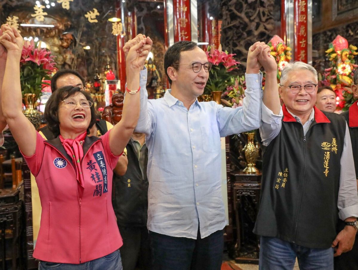 朱立倫22日陪同新北第二選區立委參選人黃桂蘭掃街，前往蘆洲湧蓮寺參拜，寺主委陳宏昌在門口迎接，兩人見面相擁敘舊。（圖 / 朱立倫辦公室提供）