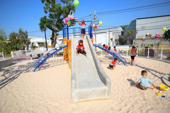 滑梯造型像蜻蜓　中市府推特色共融兒童公園
