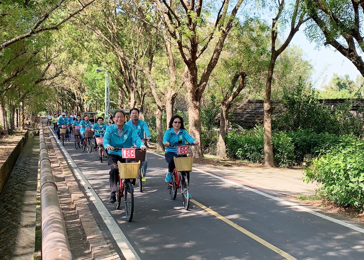 ▲民進黨台中市議員多人跨刀支持，陪同立委參選人翁美春騎自行車力挺。 (圖／柳榮俊攝2019.10.22)