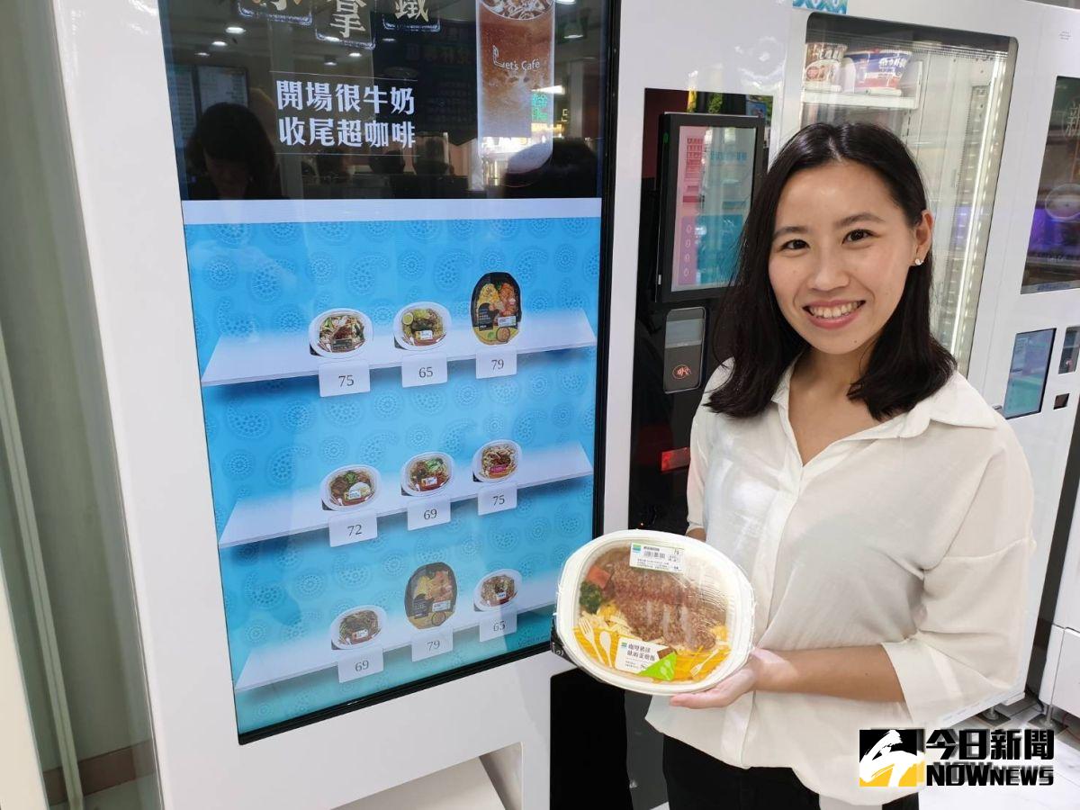 ▲全家科技概念2號店登場，其中智能販賣機，讓民眾買了便當，「嗶」一聲就能帶走免排隊。（圖／許家禎攝，2019.10.22）