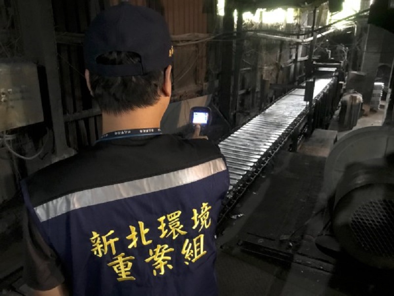 ▲新北環境稽查重案組昨(21)日宣佈破獲成立後首宗五股垃圾山內的非法煉鋁工廠。（圖／新北市環保局提供）