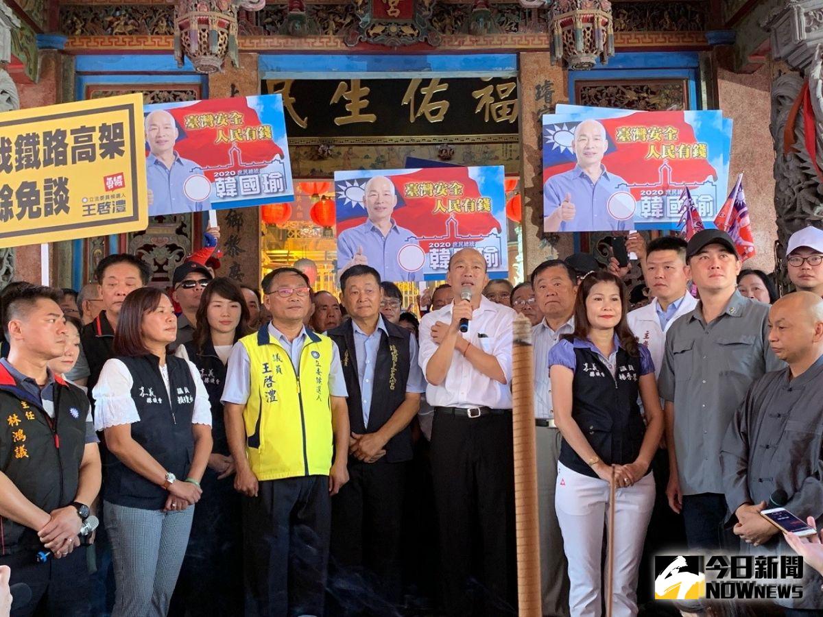▲國民黨總統參選人韓國瑜參拜水上媽祖，對地方爭取鐵路高架化表示將納入研究。（圖／記者陳惲朋攝 , 2019.10.22）
