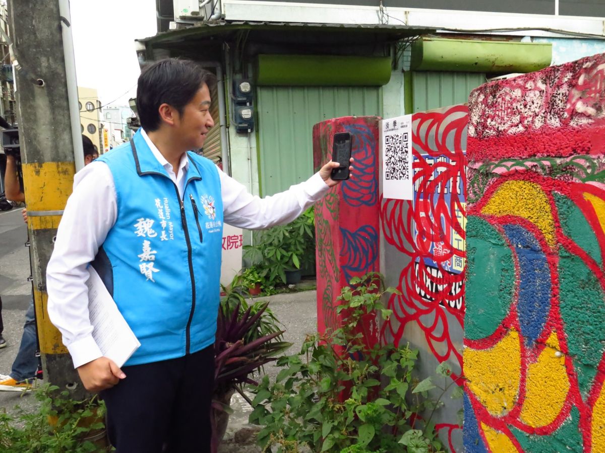 ▲花蓮市長魏嘉賢親自感受創作家們的成果，也廣邀民眾前來體驗。（圖／花蓮市公所提供）