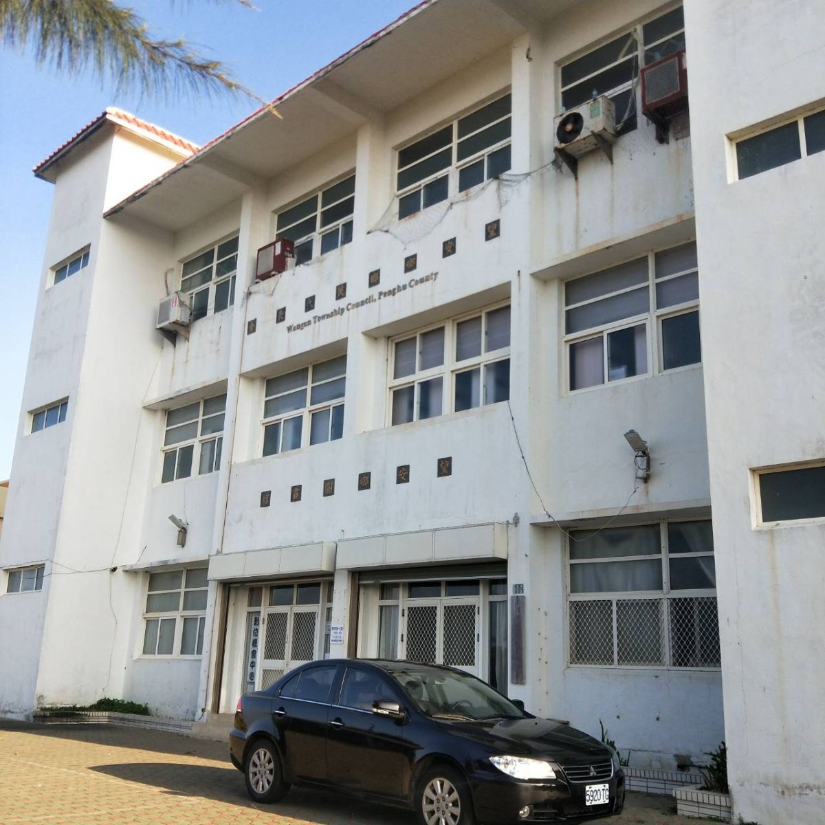 ▲澎湖望安離島一所國中驚傳單身女老師遭到警官騷擾的羅生門案，大家餐後在鄉代會聯誼室唱歌時警官遭指控對某位女老師有不禮貌的作為，造成這名老師心生不滿投訴。（圖／望安民眾提供）