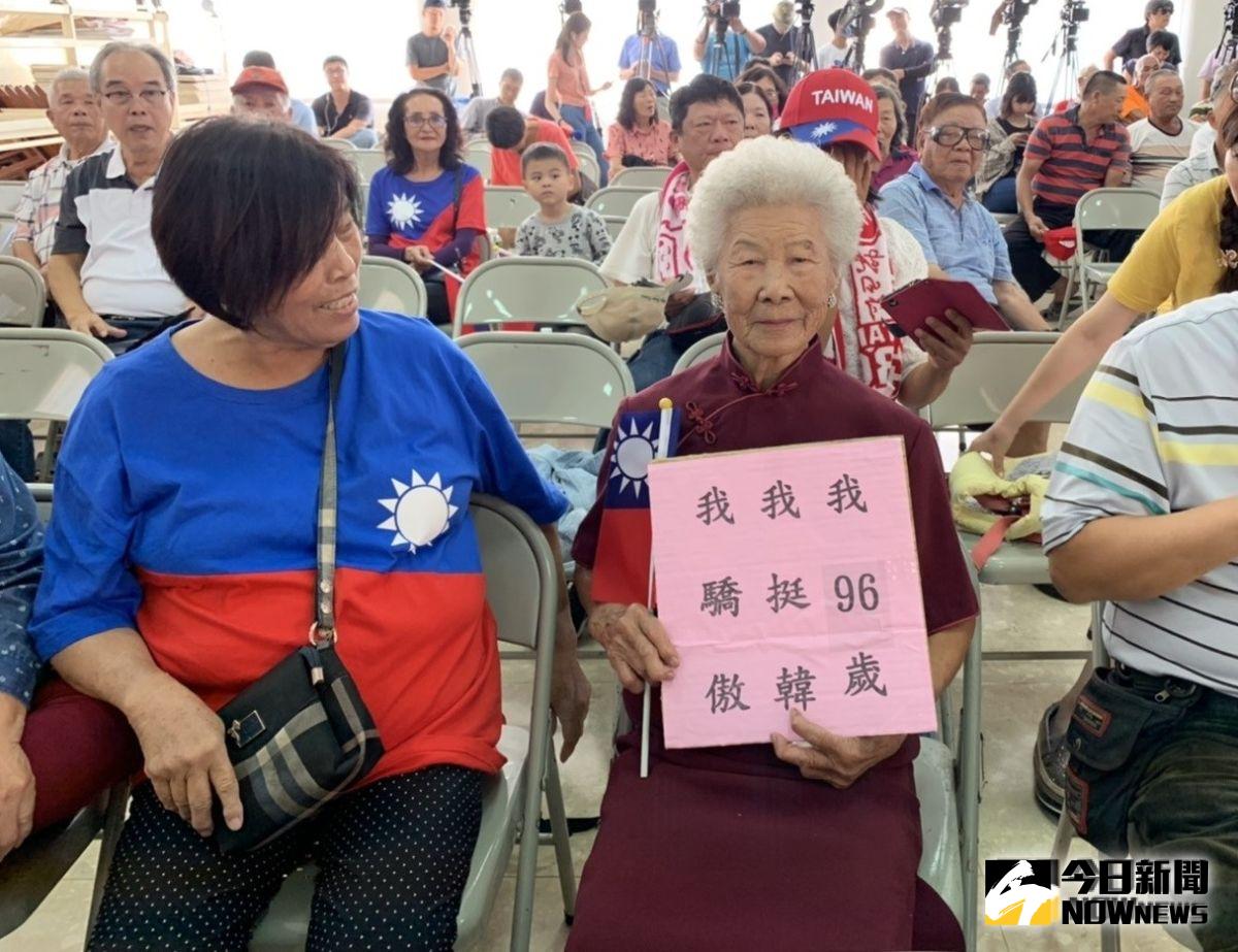 ▲布袋96歲的蔡阿嬤說她來挺韓仔。（圖／記者陳惲朋攝 , 2019.10.22）