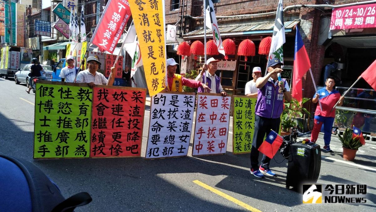 ▲抗議的民眾如影隨形，高喊搞同婚、一例一休、砍軍公教退休金的蔡英文下台。（圖／記者陳雅芳攝，2019.10.22）