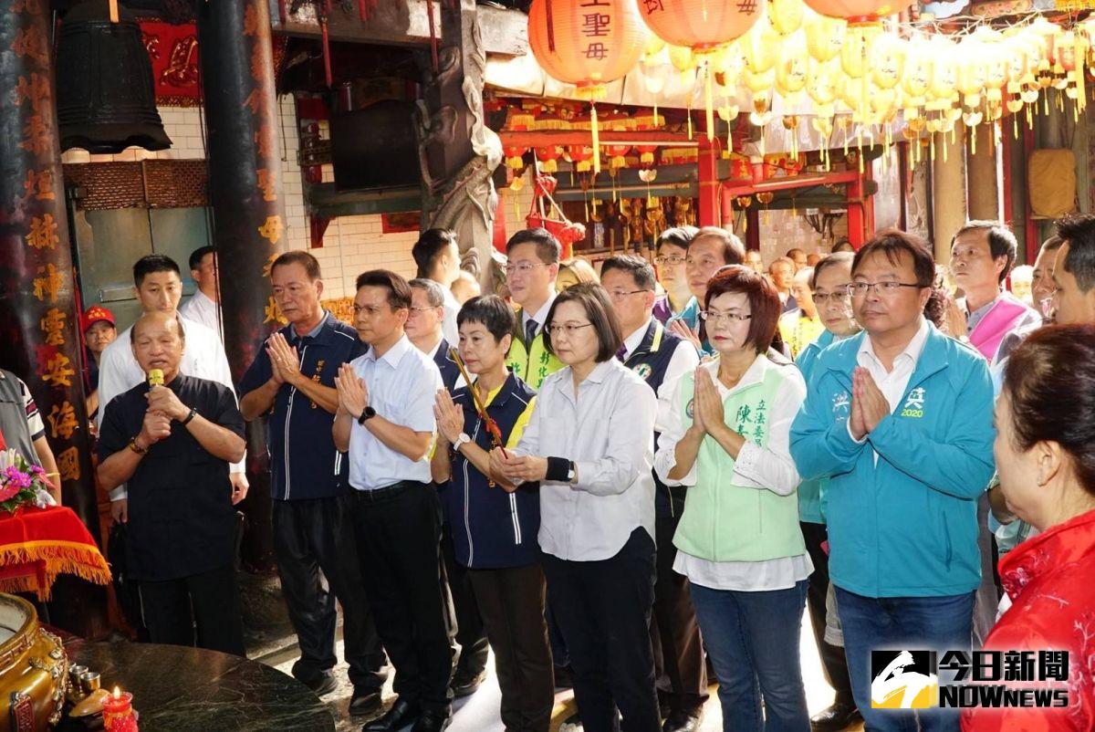 ▲總統蔡英文到彰化縣，首站抵達田中香火鼎盛的百年老廟乾德宮參拜。（圖／記者陳雅芳攝，2019.10.22）