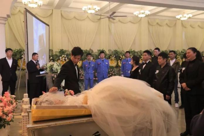 婚禮喪禮同一天！癌妻病逝　癡情夫殯儀館內替她穿婚紗
