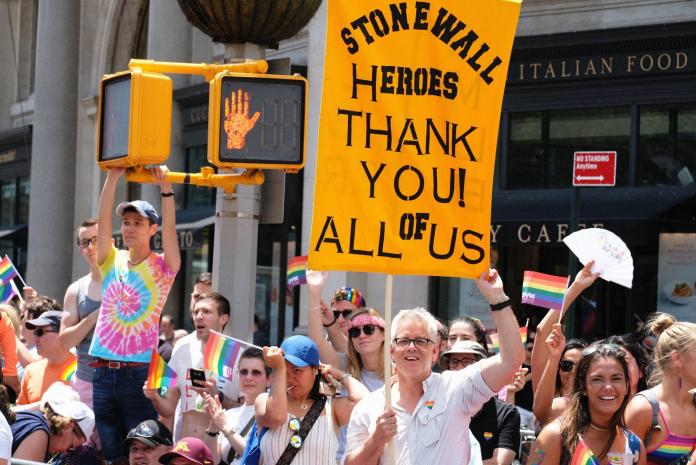 今年六月正逢「石牆暴動」50週年，共15萬人組成700個隊伍參加遊行，吸引400萬人共襄盛舉，非常的壯觀。（翻攝自臉書NYC Pride）