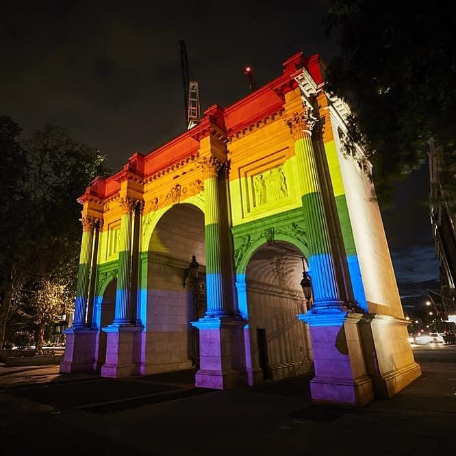 倫敦著名景點大理石拱門投影成彩色，十分吸睛。（圖取自FB: Pride in London）