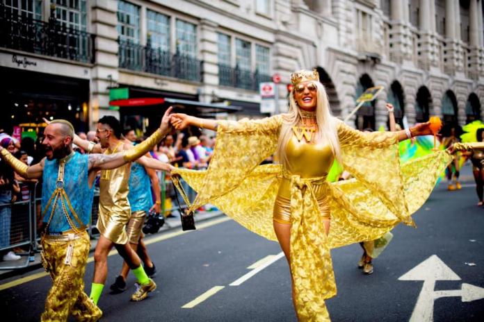 今年遊行從6月8日開始至7月6日，值得一提的是倫敦街頭許多人行道會被塗成彩色，店家招牌也會更換成彩色，整個城市充滿節慶氛圍。（圖取自FB: Pride in London）