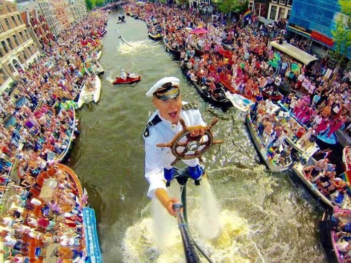 今年遊行開始於7月27日到8月4日，超過50萬人排列在河道兩旁，看著運河一艘艘LGBT派對船，人們載歌載舞，飲酒作樂，非常有趣。（圖取自臉書We Love Gay Pride Amsterdam Canal Parade）