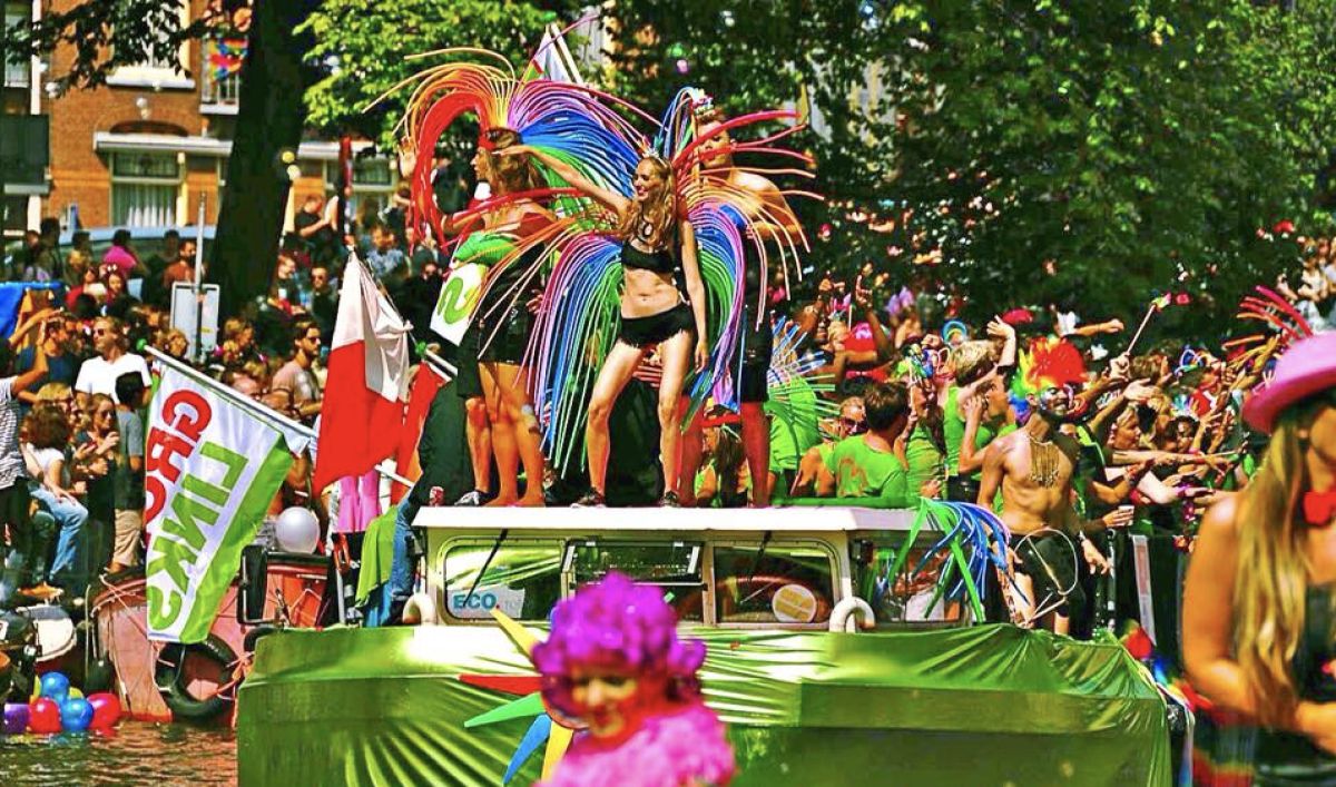 遊行全程是在運河上搭船行進，船上的群眾載歌載舞，配上熱鬧的電音，熱鬧氛圍充滿整個城市。(圖取自臉書We Love Gay Pride Amsterdam Canal Parade)