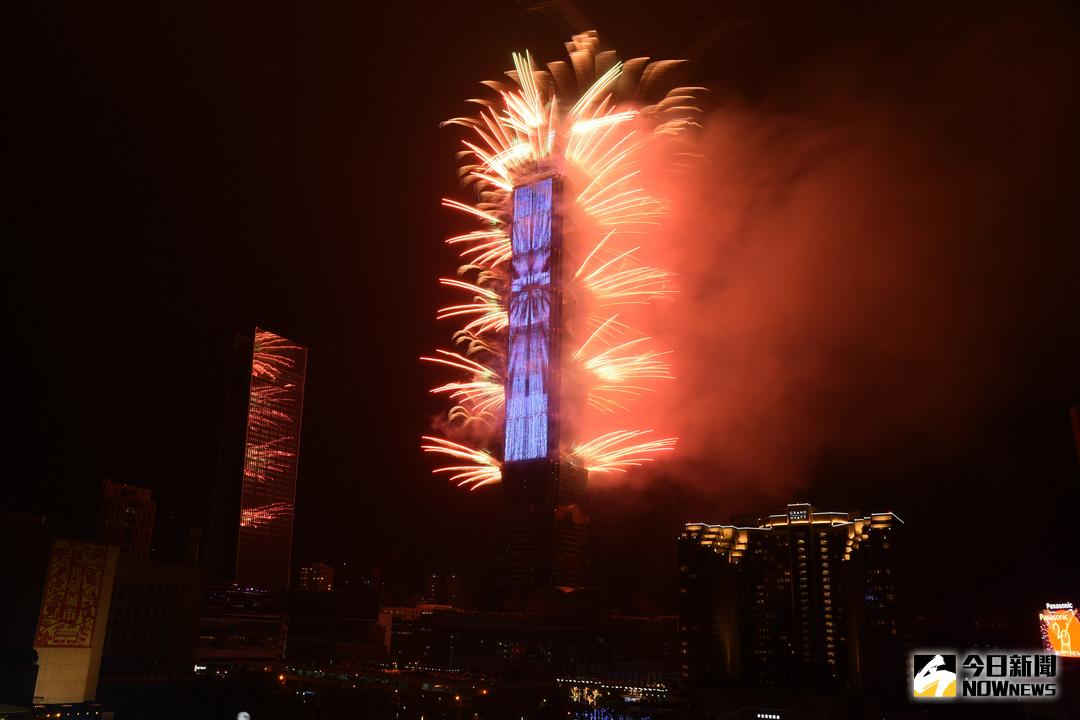 ▲台北101跨年煙火即將到來，T-Pad燈網全面升級，目前已招商6成，期待還有更多民間企業投入經費贊助，並共同策劃呈現方式。(圖／NOWnews資料照片)