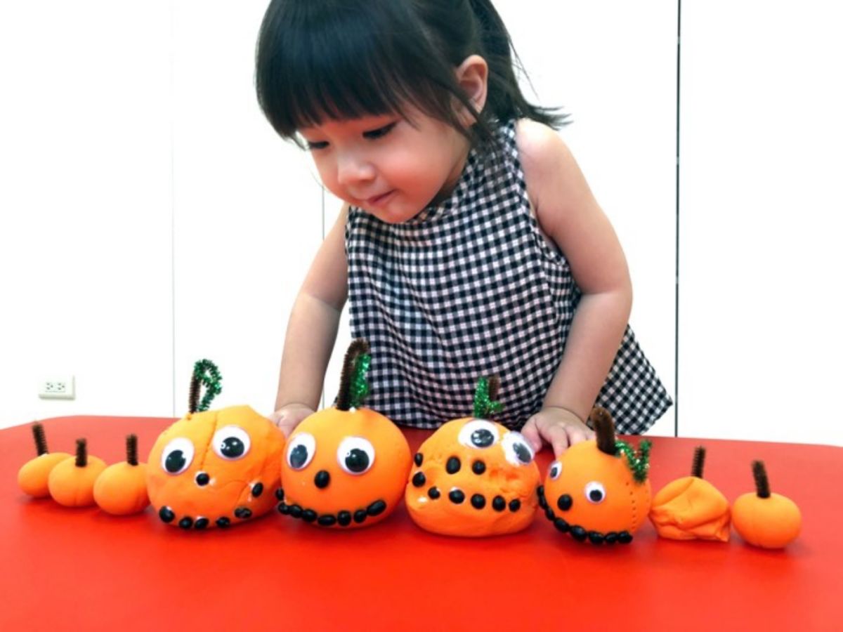 利用簡單的材料，帶孩子一起做小南瓜。（圖／共玩谷親子玩習所提供）