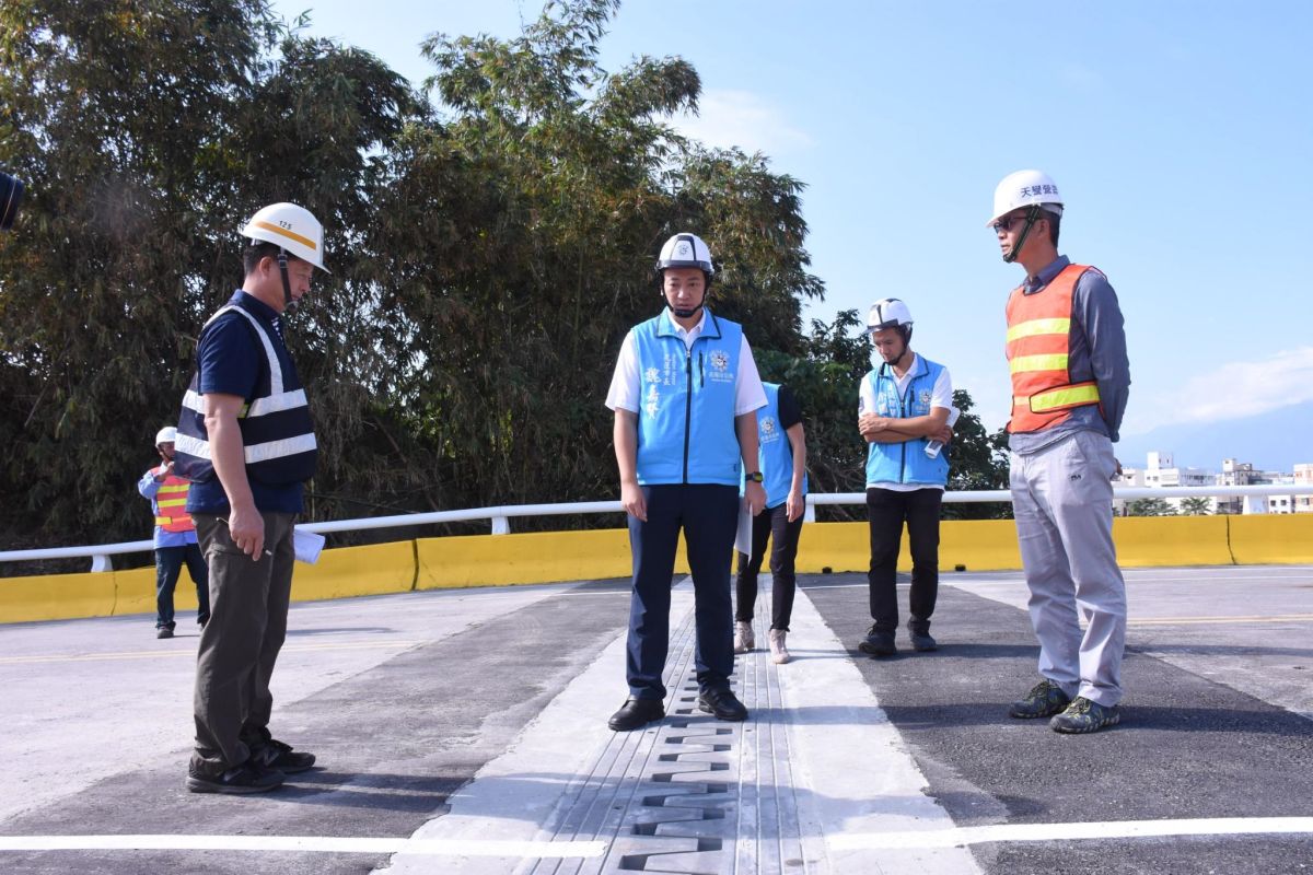 ▲連接尚志路和花蓮市通往火車站的3號橋，經過半年多的施工，即將完工通車，花蓮市長魏嘉賢視察橋面，表示相當滿意。（圖／花蓮市公所提供）
