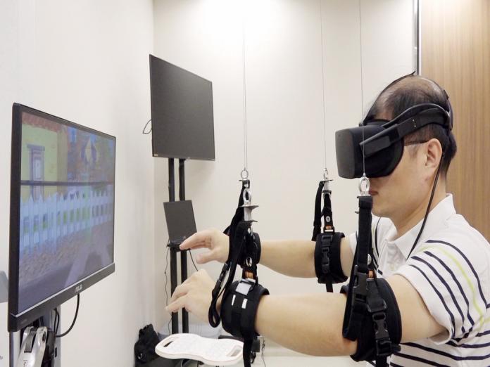 ▲復健透過VR虛擬實境及智能重力復健訓練。(圖／林重鎣攝2019.10.23)