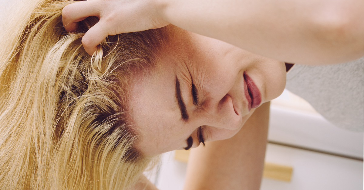 ▲初次罹患乾癬時，最常見從頭皮開始發作，頭皮乾燥後會出現頭皮屑，會有搔癢感讓人忍不住想抓，皮屑就會益加增生，之後再發作在臉部、身體，嚴重者甚至抓破流血。（圖／ingimage）